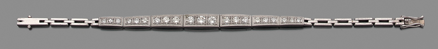 ANNEES 1950 BRACELET LIGNE DIAMANTS Au centre une longue ligne de diamants taille brillant en