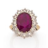 BAGUE RUBIS Elle est ornée d'un rubis ovale dans un entourage de diamants taille brillant en châtons