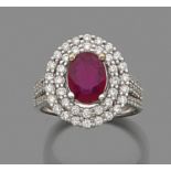 BAGUE RUBIS Elle est ornée d'un rubis ovale dans un double entourage de diamants taille brillant