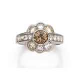 BAGUE DIAMANT COGNAC Elle est de forme marguerite rehaussée d'un diamant cognac taille brillant dans