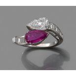 BAGUE CROISEE RUBIS DIAMANT Elle est ornée d'un diamant et d'un rubis poires en châtons à griffes.