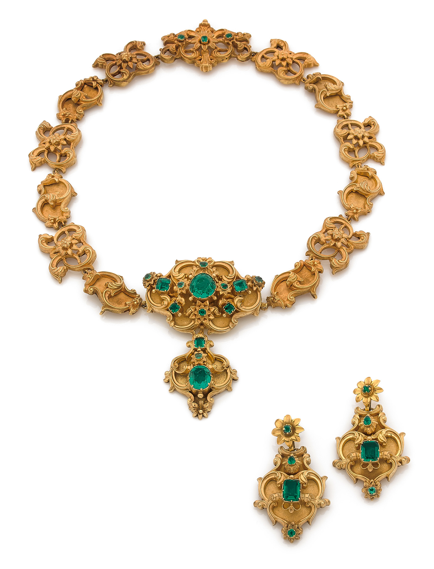 ANNEES 1840 PARURE EMERAUDES Elle se compose d'une part d'un COLLIER articulé portant au centre un