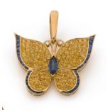 PENDENTIF PAPILLON Les ailes sont pavées de saphirs jaunes bordés de saphirs bleus calibrés, au