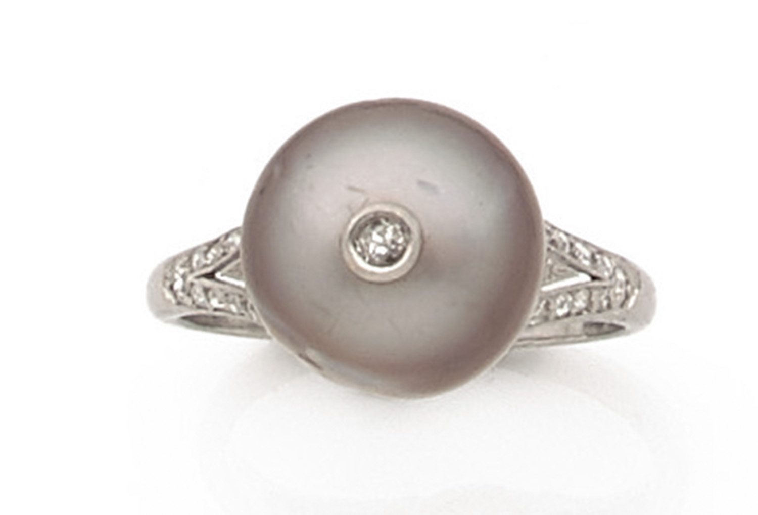 BAGUE PERLE GRISE Elle est ornée d'une perle bouton grise piquée d'un diamant taille brillant.