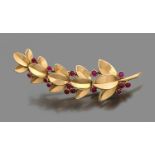 FONTANA ANNEES 1940 CLIP branche DE LAURIER en or jaune 18K souligné de cabochons de rubis en