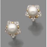 PAIRE DE CLIPS D'OREILLES "ETOILE" Ils sont ornés d'une perle de culture entourée de diamants taille