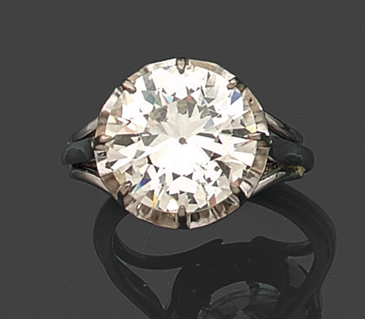 BAGUE DIAMANT SOLITAIRE Elle est ornée d'un diamant taille brillant en châton à griffes. Monture