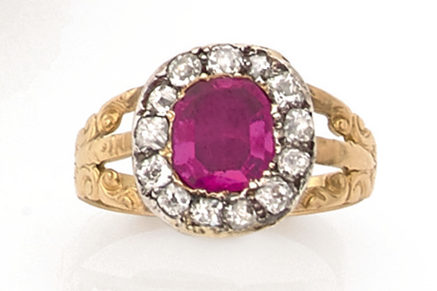 ANNEES 1890 BAGUE RUBIS Elle est ornée d'un rubis rose de forme coussin dans un entourage de