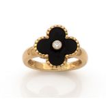 VAN CLEEF & ARPELS BAGUE "ALHAMBRA" ornée d’un trèfle onyx piqué au centre d'un diamant taille