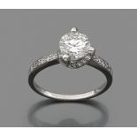 BAGUE DIAMANT SOLITAIRE Elle est ornée d'un diamant taille brillant en châton à griffes à