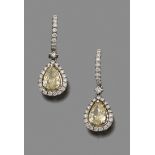 PAIRE DE PENDANTS D'OREILLES DIAMANTS FANCY Ils sont ornés d'un diamant poire Fancy Yellow dans un