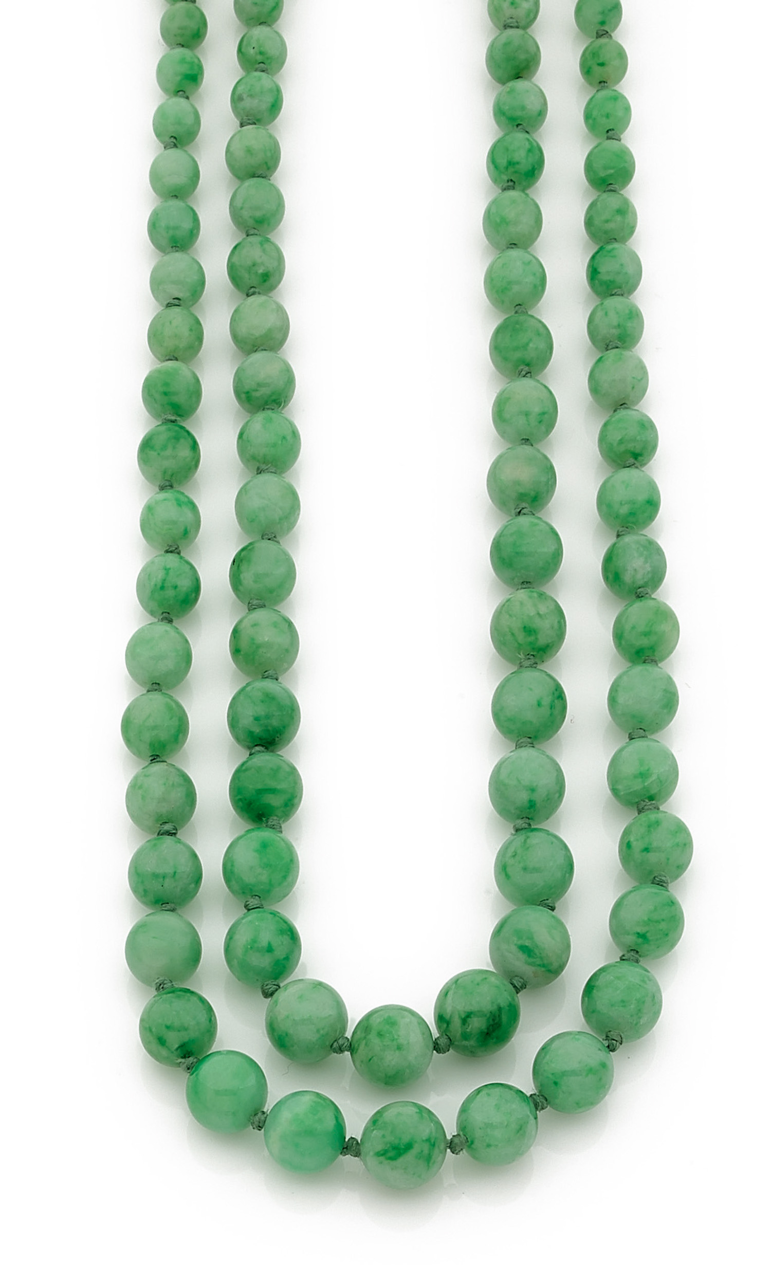 COLLIER JADE Il est composé de deux rangs de boules de jade jadéite vert disposées en chute. Fermoir