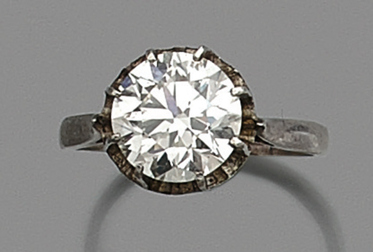 BAGUE DIAMANT SOLITAIRE Elle est ornée d'un diamant taille brillant en châton à griffes. Monture