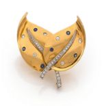 ANNEES 1945 BROCHE DOUBLE FEUILLE en or jaune 18K ponctuée de diamants taille brillant et de