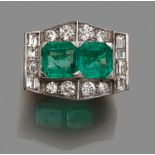 ANNEES 1935 BAGUE CHEVALIERE EMERAUDE Elle est ornée de deux émeraudes dans un entourage de diamants