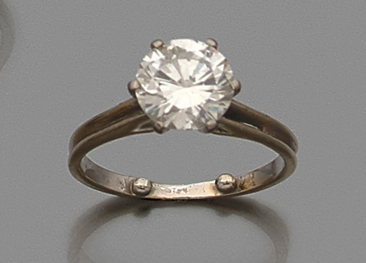 BAGUE DIAMANT SOLITAIRE Elle est ornée d'un diamant taille brillant en châton à griffes. Monture