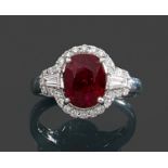 BAGUE RUBIS Elle est ornée d'un rubis ovale dans un entourage de diamants taille brillant et