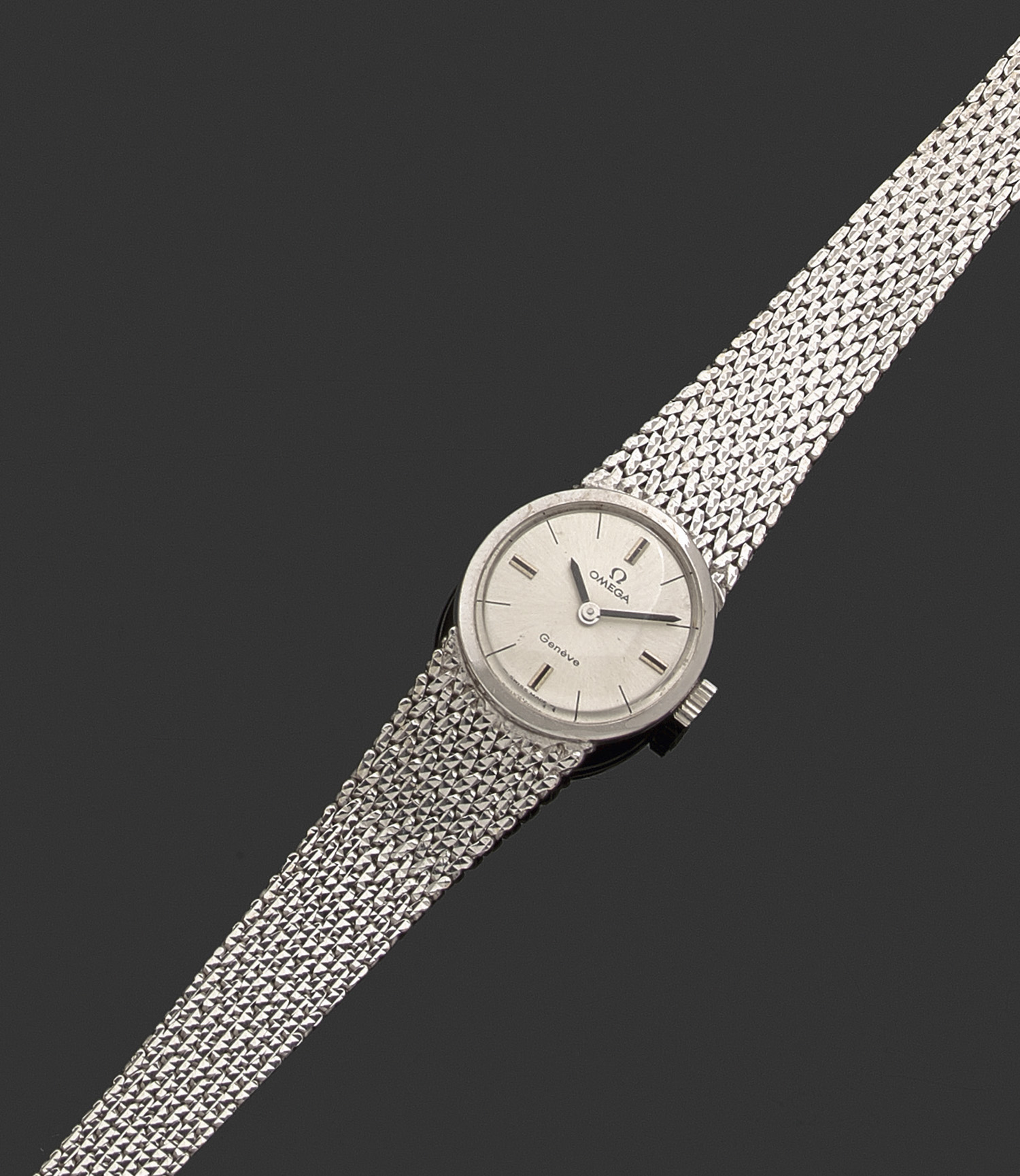 OMEGAVERS 1960Montre bracelet de dame en or gris avec boîtier rond. Cadran argenté avec index