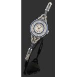 ANONYMEVERS 1920Elégante petite montre bracelet de dame en or gris avec boîtier rond en serti perlé,