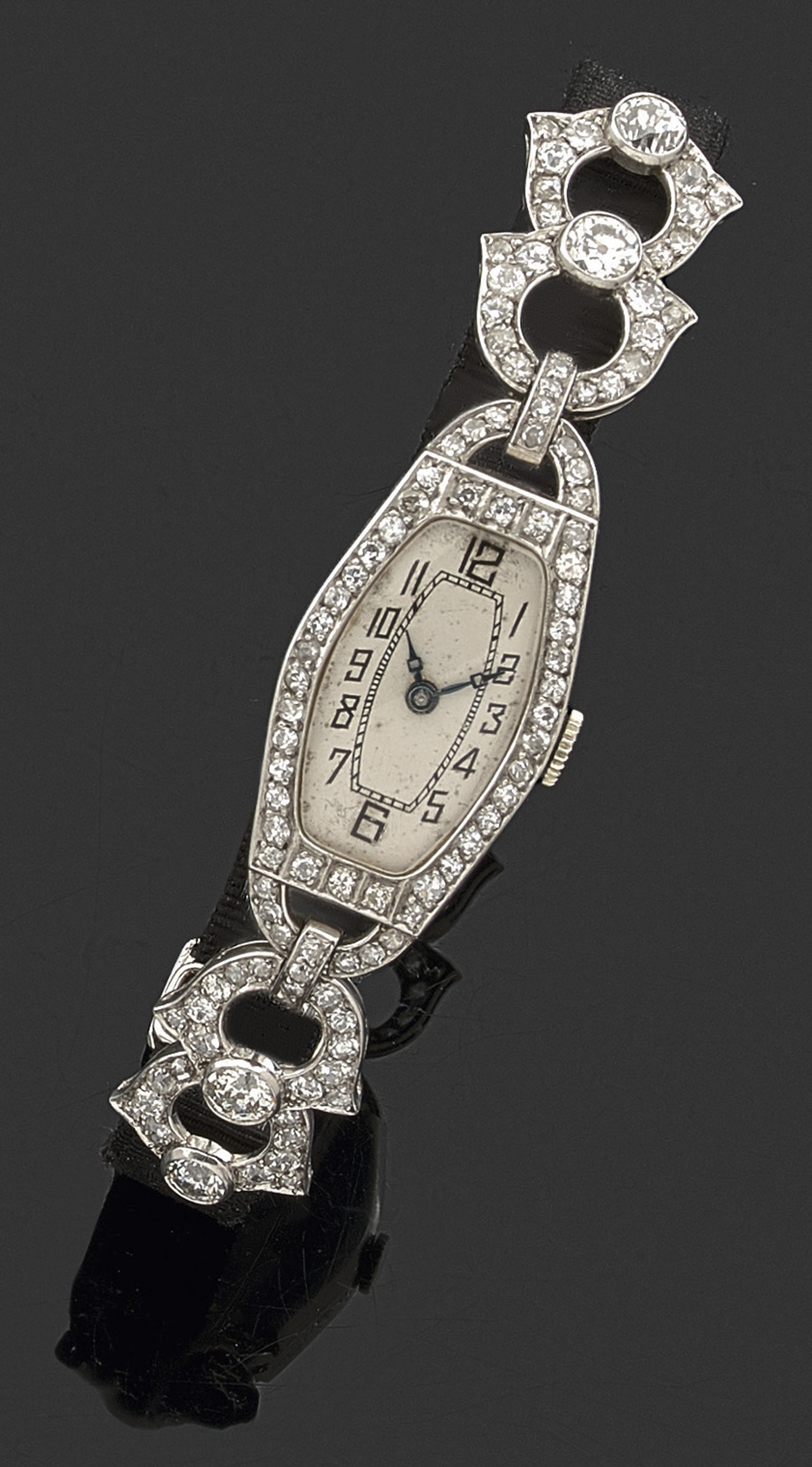 ANONYMEVERS 1930Petite montre bracelet de dame Art Déco avec boîtier tonneau en platine et or jaune,