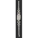 ANONYMEVERS 1930Petite montre bracelet de dame époque Art Déco avec boîtier rectangulaire à