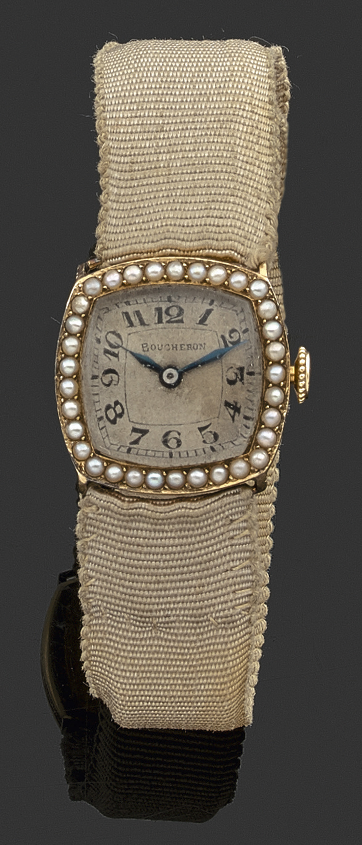 BOUCHERONVERS 1900-1910Petite montre bracelet de dame avec boîtier coussin en or jaune et lunette