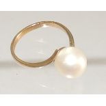 A ladies gold (tested) single pearl ring. Size L +.