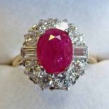 18CT GOLD, RUBY & DIAMOND SET CLUSTER RING, THE RUBY SET WITHIN A SURROUND OF EIGHT CIRCULAR CUT AND