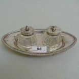 PAIR OF INKWELLS ON OVAL STAND BY BARKER BROS, CHESTER 1906, 20CM LONG