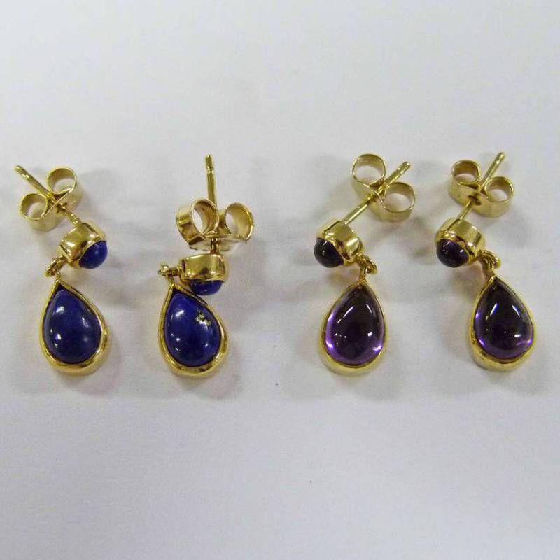 PAIR OF 9CT GOLD MOUNTED AMETHYST EARRINGS & PAIR OF 9CT GOLD MOUNTED LAPIS EARRINGS