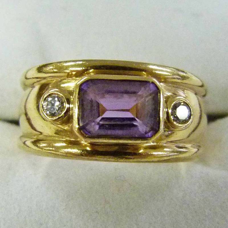 BAND RING SET WITH A STEP-CUT AMETHYST AND 2 DIAMONDS, THE SETTING MARKED 375