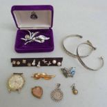 2 CULTURED PEARL SET BROOCHES, VARIOUS EARSTUDS, BANGLES, ETC