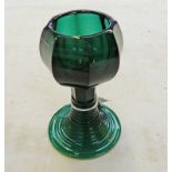 19TH CENTURY GREEN DRINKING GLASS WITH RIBBED STEM & BASE, 12CM TALL