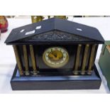 19TH CENTURY MANTLE CLOCK WITH BRASS COLUMNS 32CM TALL