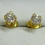 PAIR OF BRILLIANT CUT DIAMOND EARSTUDS, THE DIAMONDS APPROX 0.90 IN TOTAL & THE CLAW SETTING