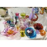 VARIOUS ITEMS OF COLOURED & ART GLASSWARE TO INCLUDE VASES, BOWLS, GLASSES ETC