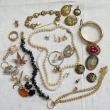 DECORATIVE PANEL BRACELET, 2 PENDANTS AND BROOCH, HINGED BANGLE AND PAIR OF 9 CARAT GOLD EARRINGS
