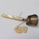 A GEORGE III SILVER SHOVEL CADDY SPOON WITH MOTHER OF PEARL HANDLE, BIRMINGHAM 1790