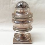 A GEORGE III SILVER POUNCE POT WITH PIERCED REMOVABLE LID ON SQUARE PLINTH BASE, ENGRAVED 'B' TO