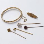 EARLY 20TH CENTURY BROOCH MARKED 9 CARAT, HINGED BANGLE, TIE PIN SET WITH A SEED PEARL AND 3 OTHER