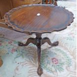 EARLY 20TH CENTURY MAHOGANY COFFEE TABLE WITH SHAPED TOP & CARVED SPREADING SUPPORTS, 60CM WIDE