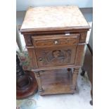 EARLY 20TH CENTURY MARBLE TOPPED BEDSIDE CABINET WITH DRAWER & CARVED PANEL DOOR ON TURNED SUPPORTS