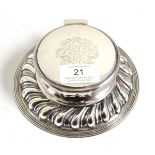 An Edwardian silver capstan inkstand with gadrooned edge, Sheffield 1909, 14cm diameter of base