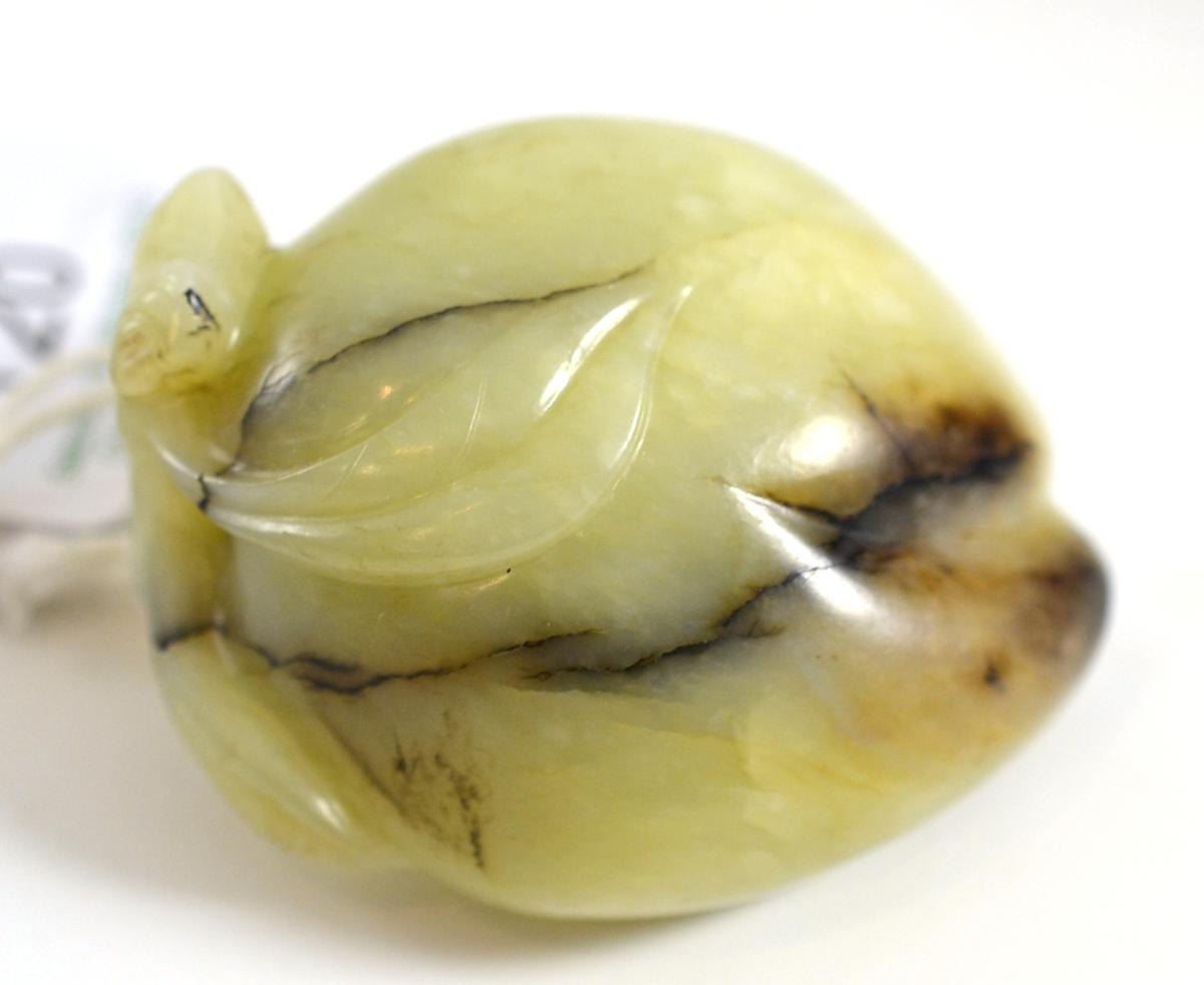 A Chinese jade model of a peach, with leaves, 6.5cm wide