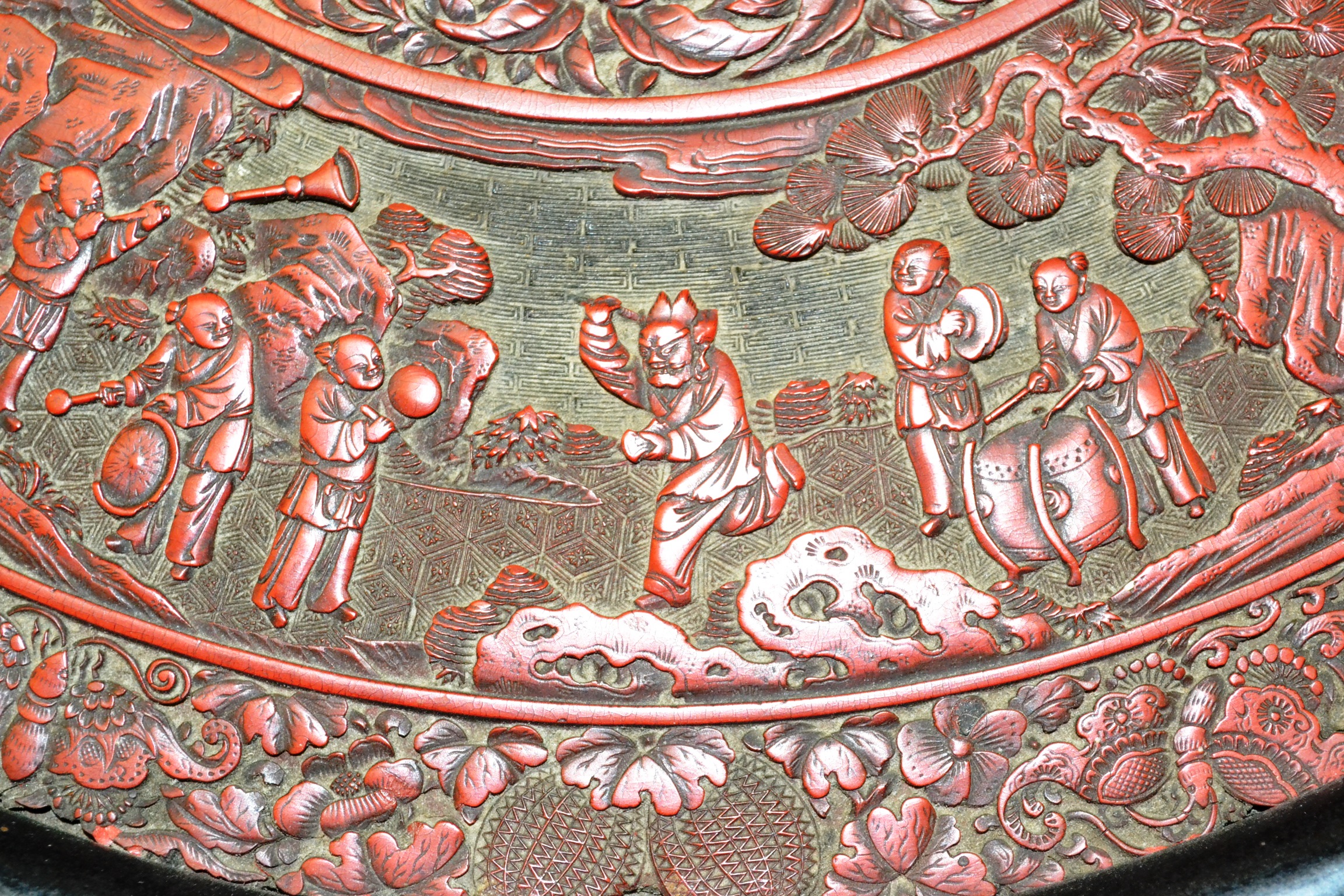 An 18th/19th century Chinese cinnabar lacquer circular panel (a.f.), 31cm diameter (excluding frame) - Image 5 of 5