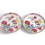 A pair of Qianlong saucer dishes, 22cm diameter
