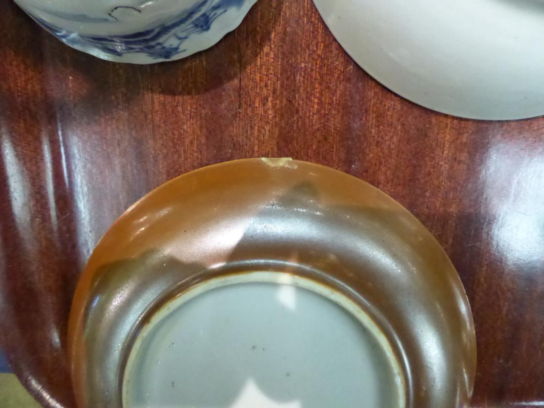 Five 18th century blue and white saucers, an 18th century tea bowl and an 18th century Chinese - Image 4 of 14