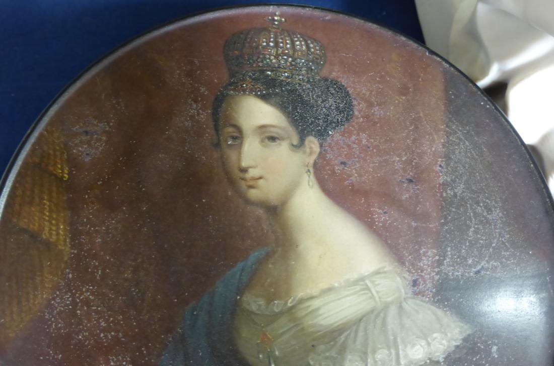 A lacquer circular box and cover, circa 1840, the cover painted with a bust portrait of Queen - Image 2 of 5