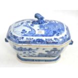 A Chinese porcelain tureen and cover, Qianlong, painted underglaze blue with a river landscape, 33cm