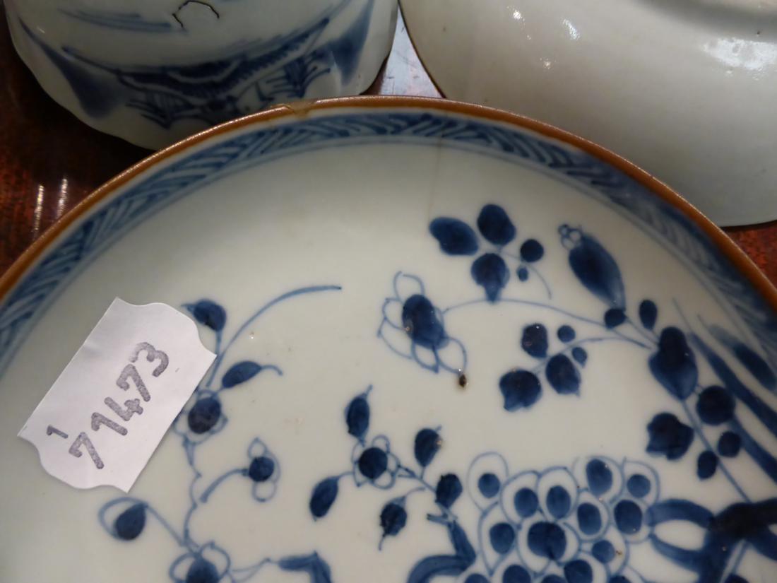 Five 18th century blue and white saucers, an 18th century tea bowl and an 18th century Chinese - Image 5 of 14